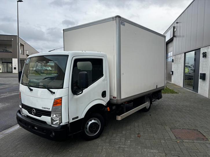 Nissan cabstar 2009 2.5dci 70000km !!!! Meubelbak met lift, Auto's, Bestelwagens en Lichte vracht, Bedrijf, Te koop, Nissan, Diesel