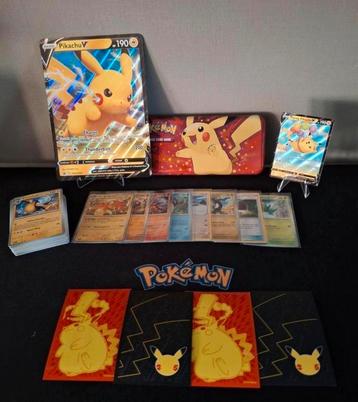 Pikachu set met jumbo, pennendoos en veel meer! beschikbaar voor biedingen