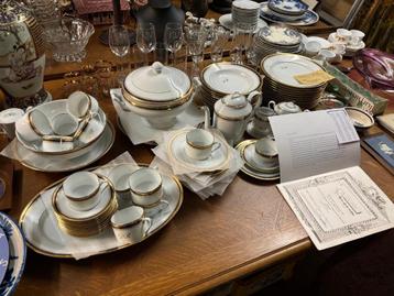 Compleet Limoges-servies met gouden letters beschikbaar voor biedingen