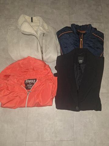 Veel kleding  beschikbaar voor biedingen