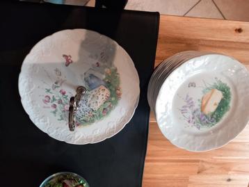 Servies met serveerbord + kaasrasp en vorkjes beschikbaar voor biedingen