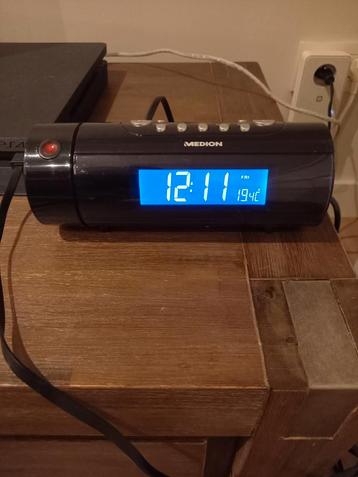 Wekkerradio Medion met projector tijd beschikbaar voor biedingen