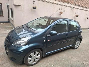 TOYOTA AYGO 1.0 BENZINE AUTOMATISCHE TRANSMISSIE 74000KM, Auto's, Automaat, Euro 5, 50 kW, Bedrijf