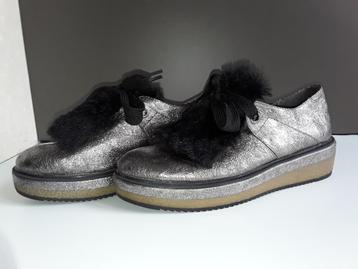 Hippe zilverkleurige lage schoentjes Tamaris maat 42 beschikbaar voor biedingen