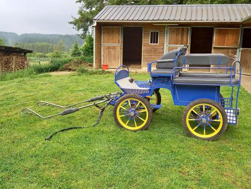 Voiture attelage 4 roues, Animaux & Accessoires, Voitures & Carrosses, Comme neuf, Cheval