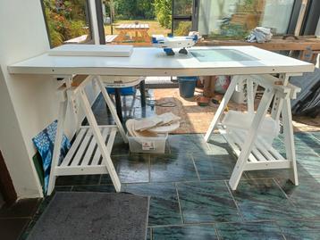 Schragen met tekentafel beschikbaar voor biedingen
