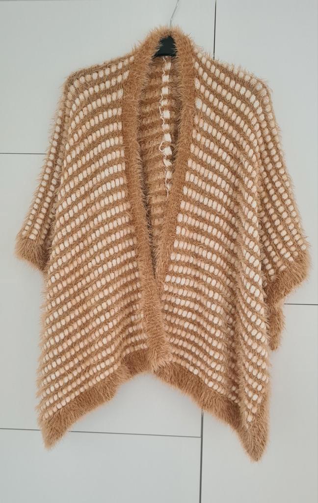Dikke korte poncho/cape/grote sjaal van JBC, Kleding | Dames, Mutsen, Sjaals en Handschoenen, Zo goed als nieuw, Sjaal, Ophalen of Verzenden