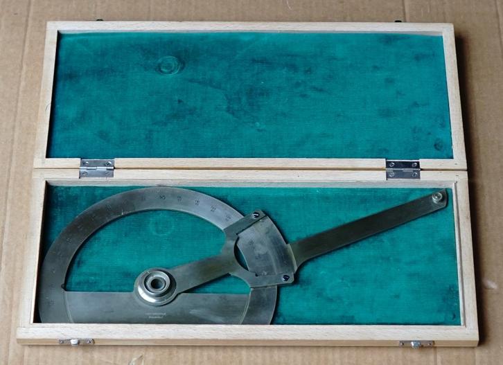 Grote metalen gradenboog uit het oude Bielefeld, Antiek en Kunst, Antiek | Gereedschap en Instrumenten, Ophalen of Verzenden