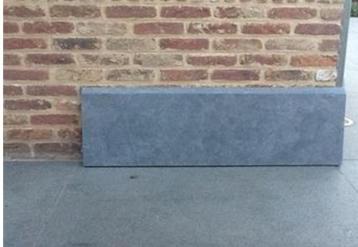 Gevelplinten in blauwe steen 20 tot 60 cm hoog  beschikbaar voor biedingen