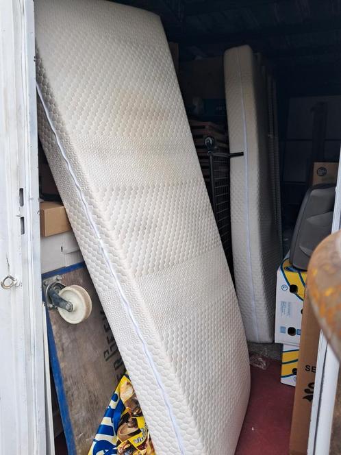Gratis 2 enkel matrassen, Huis en Inrichting, Woonaccessoires | Stolpen, Gebruikt, Ophalen