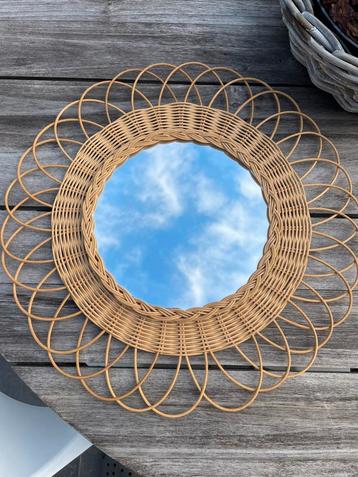 Vintage ronde rotan spiegel beschikbaar voor biedingen