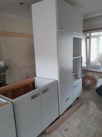 Degelijke keuken met inbouw toestellen beschikbaar voor biedingen