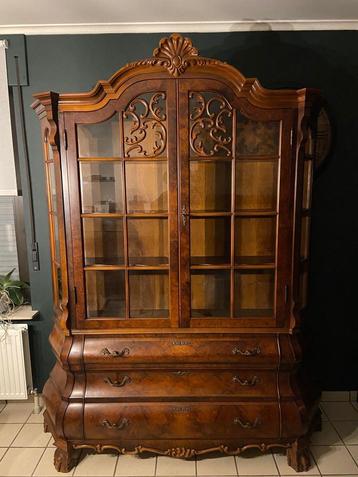 Antieke barok vitrinekast beschikbaar voor biedingen