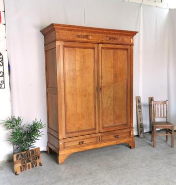 Grande armoire à linge de maison ancienne en chêne français 