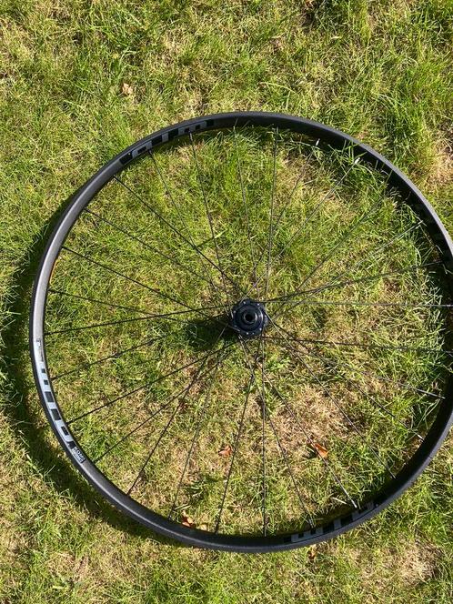 Roue avant 28/29 pouces WTB KOM i23 light non boost, Vélos & Vélomoteurs, Vélos Pièces, Comme neuf, Enlèvement