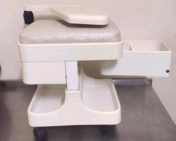 💅 Robuste chaise tabouret de manucure Tablettes & roulettes, Enlèvement, Utilisé