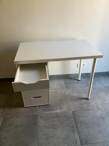 Bureau met ladeblok. beschikbaar voor biedingen