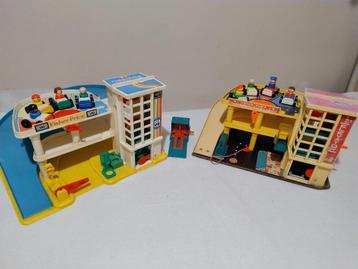 Fisher Price Vintage 2 garages met telkens héél véél gerief  beschikbaar voor biedingen