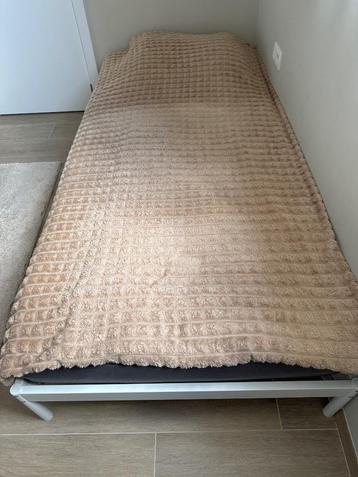 Bed beschikbaar voor biedingen