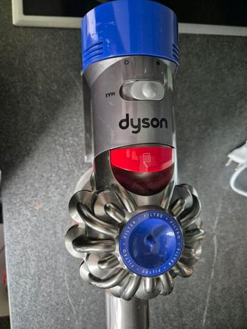 Dyson v8 absolute pro (defect) beschikbaar voor biedingen