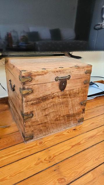 Coffre de rangement  beschikbaar voor biedingen