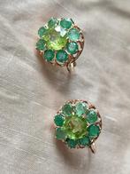 Antieke oorbellen met peridots 2,80kt en smaragden, Ophalen of Verzenden, Goud, Oorbellen, Met edelsteen