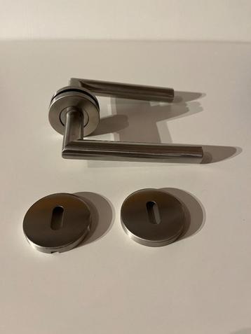 5 quasi nieuwe deurklinken inox met sleutelrozetten beschikbaar voor biedingen