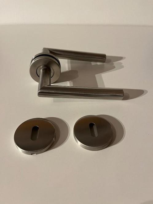5 quasi nieuwe deurklinken inox met sleutelrozetten, Doe-het-zelf en Bouw, Hang- en Sluitwerk, Zo goed als nieuw, Klink of Kruk