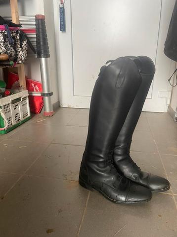 Zwarte rijlaarzen beschikbaar voor biedingen