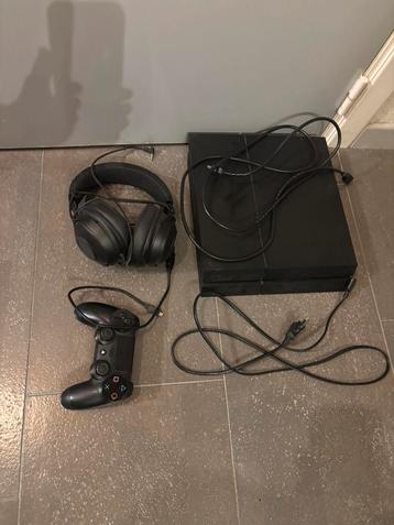 PS4 + controller + headset + enkele spelletjes beschikbaar voor biedingen
