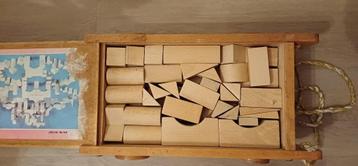 Houten bouwblokken in trekkar beschikbaar voor biedingen