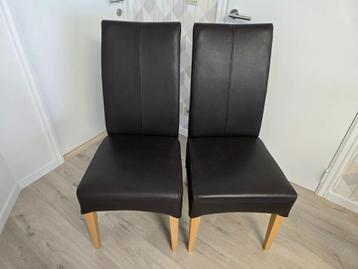 Twee nieuwe bruine lederen stoelen met houten poten-hoge rug beschikbaar voor biedingen