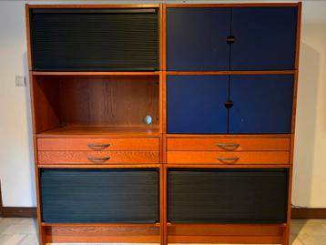 Armoire en bois Ikea avec portes bleues 