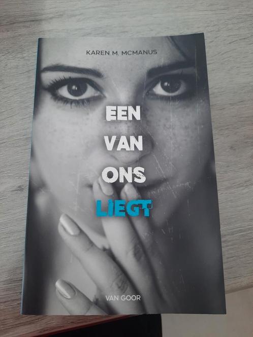 Karen M. McManus - Een van ons liegt, Livres, Livres pour enfants | Jeunesse | 13 ans et plus, Comme neuf, Enlèvement ou Envoi