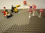 Lego plaat 38 + heftruck + racewagen + verkeersborden, Ophalen, Complete set, Lego