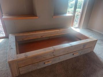 Twee identieke steigerhouten bedden beschikbaar voor biedingen