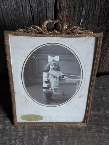 Mooie oude messing franse strik fotolijst met oude foto beschikbaar voor biedingen