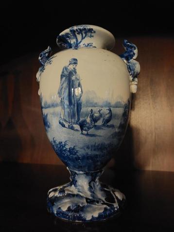 1.	Vaas wit-blauw porselein Emile Lombart (1883) beschikbaar voor biedingen