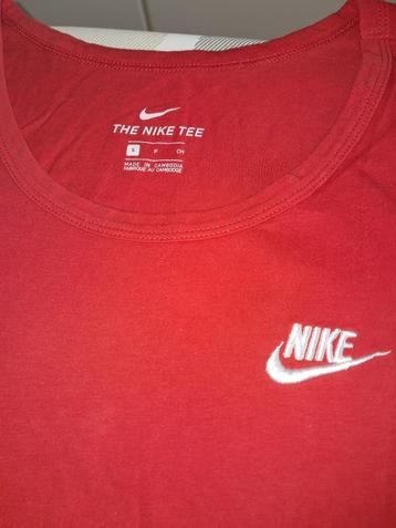 Rode tanktop beschikbaar voor biedingen