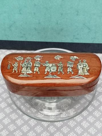 Vintage houten brillenkistje parelmoer inleg Chinees ambacht beschikbaar voor biedingen