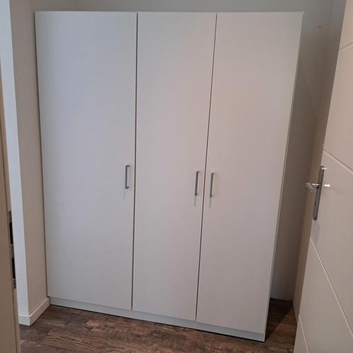 Kleerkast - 3-deurs kledingkast + bezorging mogelijk, Doe-het-zelf en Bouw, Rolluiken, Zo goed als nieuw, Ophalen of Verzenden