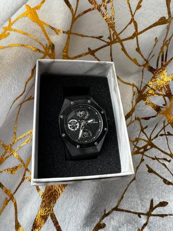 Tres belle montre full black bonne etat  beschikbaar voor biedingen