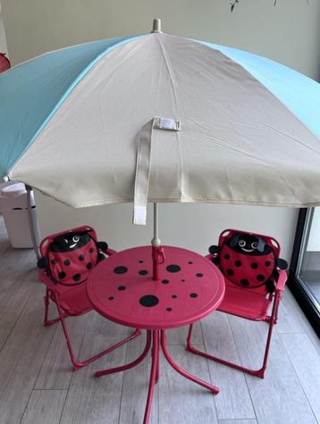 Tuinset met grote parasol voor kindjes beschikbaar voor biedingen