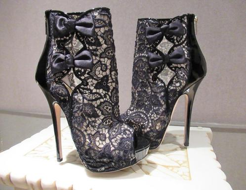 Nieuwe Jimmy Choo laklederen en kanten booties, It 37,5, Kleding | Dames, Schoenen, Nieuw, Lage of Enkellaarzen, Zwart, Verzenden