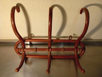 Vintage wandkapstok van Thonet, in gebogen hout, met 3 poten beschikbaar voor biedingen