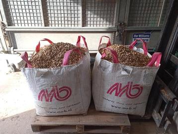 Beige kiezel 2 x +-600kg 60 euro per zak beschikbaar voor biedingen