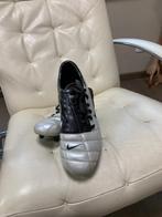 Chaussures de foot Nike 90 Grise, Sports & Fitness, Football, Enlèvement, Utilisé, Ballon