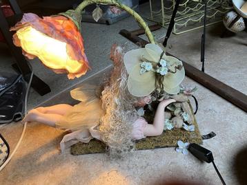 Porselijnen elf pop met lamp beschikbaar voor biedingen