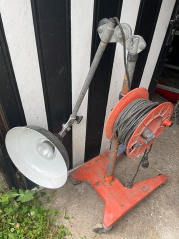 Lampe d’atelier sur roulettes beschikbaar voor biedingen