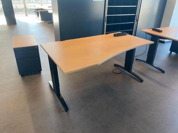 Gigantisch lot bureaus (enkel handelaars) beschikbaar voor biedingen